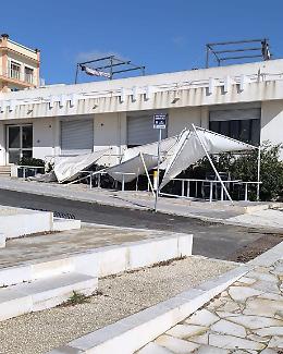 Il vento fa altri danni, a Marina di Modica copertura esterna di un ristorante rasa al suolo