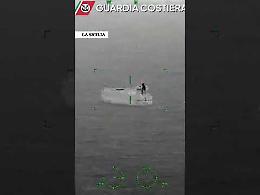 Il cargo di oltre 100 metri rischia di colare a picco nella tempesta: nel video i 33 salvati dalla Guardia costiera