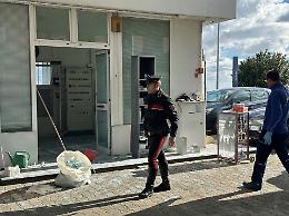 Acireale: picconate al distributore per un bottino di 200 euro