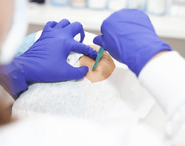 "Biopsia entro dieci giorni" e l'Asp di Ragusa gliel'assegna in sei mesi: Articolo 32 non ci sta e protesta