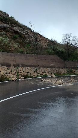 Paura a Enna per la caduta di massi sulla SP 51 "San Calogero": strada chiusa