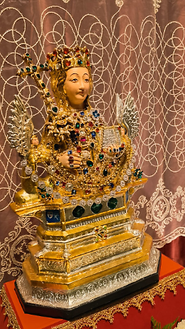 Catania si veste di devozione: le vetrine omaggiano Sant&rsquo;Agata in attesa della festa