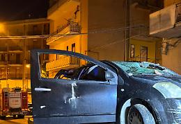 Un boato nella notte e poi il crollo: via Ragusa si sveglia nel terrore tra calcinacci e auto distrutte