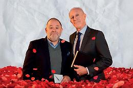 Due dozzine di rose scarlatte: equivoci, risate e tenerezza alla stagione Kallipolis