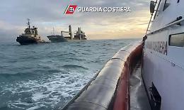 Mercantile in avaria al largo di Pozzallo, a bordo 15 persone