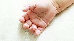 Vittoria, muore a 26 giorni mentre la mamma la sta allattando