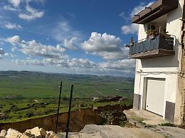 Frana a Niscemi: la procura nomina i periti per radiografare i faldoni della collina della paura 