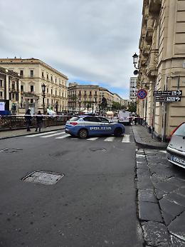Catania,  piazza Stesicoro off limits: allarme rientrato dopo l'intervento degli artificieri della polizia 