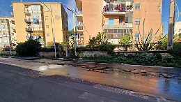 Allarme igienico-sanitario in via 4 Novembre, a Catania: liquami invadono marciapiede e carreggiata