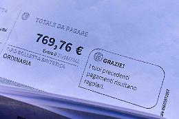 Caro energia, bollette alle stelle: in Italia in cinque anni rincari del 122%, in Spagna "solo" del 36%