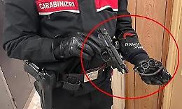 Corso Sicilia, nell'auto senza la targa anteriore nascondeva un tirapugni e una pistola scacciacani: denunciato un 24enne