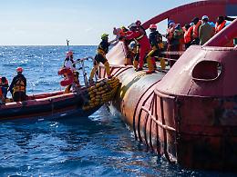 La nave Sea Watch fermata a Catania per essersi rifiutata di informare la guardia costiera libica. &laquo;Il loro non &egrave; mai soccorso, ma cattura&raquo;