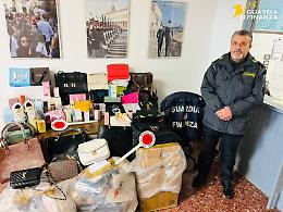 Vendevano merce contraffatta in diretta Facebook, le Fiamme gialle sequestrano 600 prodotti