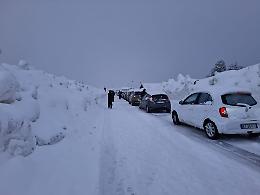 Etna Nord, prima giornata di sci a due facce: nel pomeriggio automobilisti bloccati per ore a Piano Provenzana