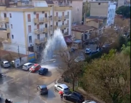 Palermo,  si rompe un tubo dell'acqua in via Terranova: disagi per gli abitanti della zona, interrotta la fornitura VIDEO