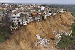 Niscemi, le case lungo il costone continuano a sbriciolarsi: gi&ugrave; una palazzina di tre piani