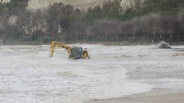 La barriera frangiflutti "fai da te" sulla spiaggia di Eraclea: l'assenza di controlli  e la soluzione inedita contro le mareggiate