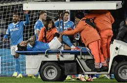 Il Napoli vince il match ma perde i pezzi: 2 a 1 alla Viola, ma Di Lorenzo rischia un lungo stop