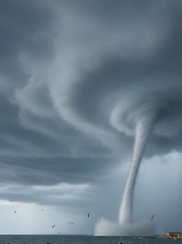 Tromba marina a Marzamemi: vortice in mare e fortissimo vento sulla terraferma