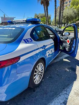 Alla guida senza patente e senza assicurazione: arrestato dopo un tentativo di fuga e dopo aver investito un agente