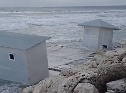 Incredibile a Santa Maria del Focallo (Ispica), il lido galleggia sul mare (video)
