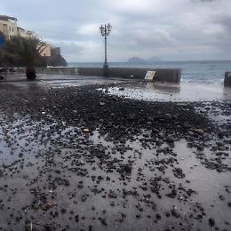 Eolie ancora battute da piogge e mareggiate: collegamenti di nuovo interrotti 