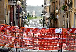 Niscemi, la frana che si muove ma "rallenta" e i soldi promessi da Schifani: come va il monitoraggio e le risposte della politica
