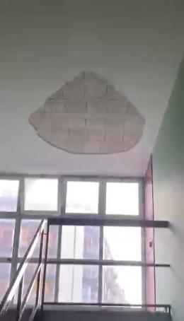 Crolla il tetto all'Itc Pareto, e alla Perez i genitori dicono basta: manca acqua, luce e riscaldamento