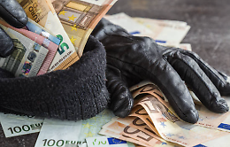 Comiso, chiede di aprire un conto corrente ma era la scusa per una rapina: 43enne ai domiciliari