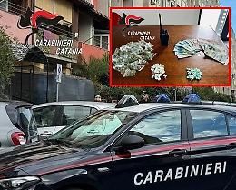 Pusher arrestato alla fermata dell'autobus in via Capo Passero: sequestrati cocaina, crack, marijuana e 500 euro 