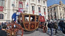 La Carrozza del Senato sfila da piazza Duomo e attraversa via Etnea. Il sindaco: &laquo;Sant'Agata non &egrave; un evento, &egrave; un'esperienza&raquo;