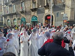Sant'Agata, la festa della patrona di Catania entra nel vivo: in via Etnea la danza delle 'ntuppatedde