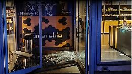 Misterbianco, &ldquo;spaccata&rdquo; all&rsquo;alba alla Tomarchio: tortine e dolci razziati in pochi minuti
