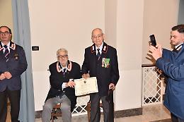 Il maresciallo dei carabinieri compie 100 anni, a festeggiarlo i colleghi dell'Arma