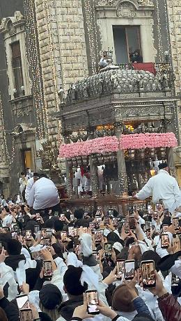 Sant'Agata, i devoti con in mano il cellulare e il fiume bianco in piazza FOTO