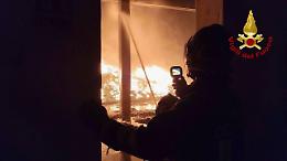 Incendio nell'impianto di trattamento di rifiuti plastici - LE FOTO