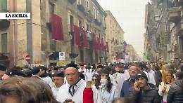 Lungo la processione di Sant'Agata risuona il grido di devozione dei fedeli: video
