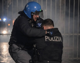 Domiciliari per un 22enne legato all'area anarchica: accusato del pestaggio del poliziotto a Torino