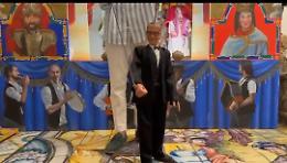 Antonio, enfant prodige dei pupi  e il "paladino" Carlo Conti: "Buon festival, la musica &egrave; regina"