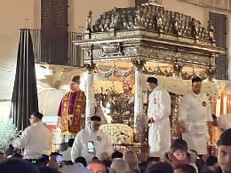 La lunga notte di Sant'Agata, la processione a ritmo lentissimo per le vie del centro