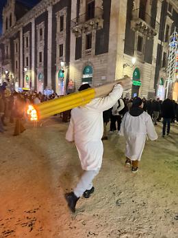 Sant'Agata, le foto dei fedeli con i ceri tra preghiera e devozione  