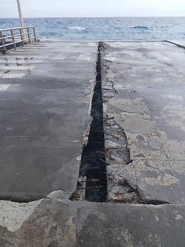 Stromboli, mareggiate e maltempo bloccano i lavori al molo di Scari