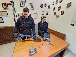 Fucile e droga in un locale ai confini della zona rossa, un arresto a Palermo