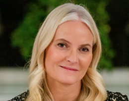 Epstein, Mett Marit di Norvegia chiede scusa alla famiglia reale (che la difende) e alla Nazione