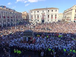 Sant'Agata: la salita di Sangiuliano al passo, il canto delle suore col sole e il rientro alle 13. Trantino: &laquo;C'&egrave; qualcosa da cambiare&raquo;