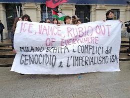 Diecimila in corteo a Milano contro &laquo;le Olimpiadi insostenibili&raquo;. Una frangia di antagonisti si scontra con le forze dell'ordine