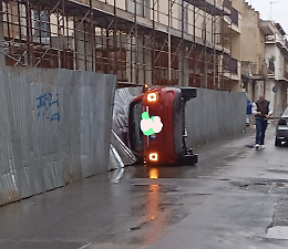 Vittoria, perde il controllo dell'auto e si ribalta: un ferito