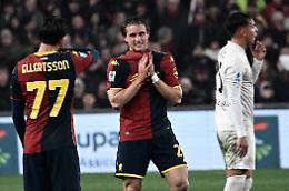 Il Napoli non muore mai: in 10 vince col Genoa con un rigore di Hojlund nel finale