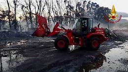 Spento dopo quattro giorni l'incendio nell'impianto di plastica di Campofelice di Roccella
