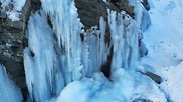 Intrappolato sotto una cascata di ghiaccio: come &egrave; morto lo scalatore a Lillaz